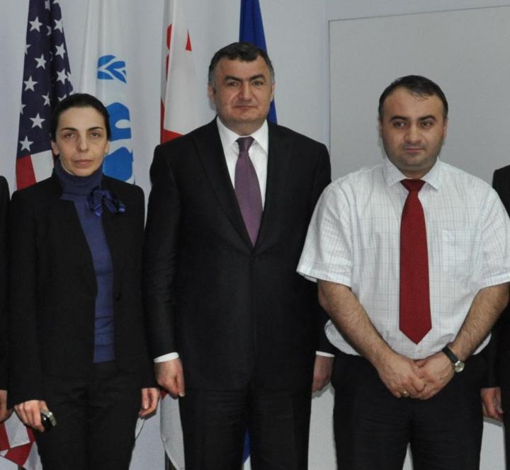 DATÜB Genel Başkanı Ziyatdin İsmihanoğlu Kassanov (ortada) Göçmenlerden sorumlu Devlet Bakanı Koba Subeliani (sağda) ve Bakan Birinci yardımcısı Tamar Martiashvili (solda) Tiflis’te dostane bir ortamda görüşmüşlerdi.
